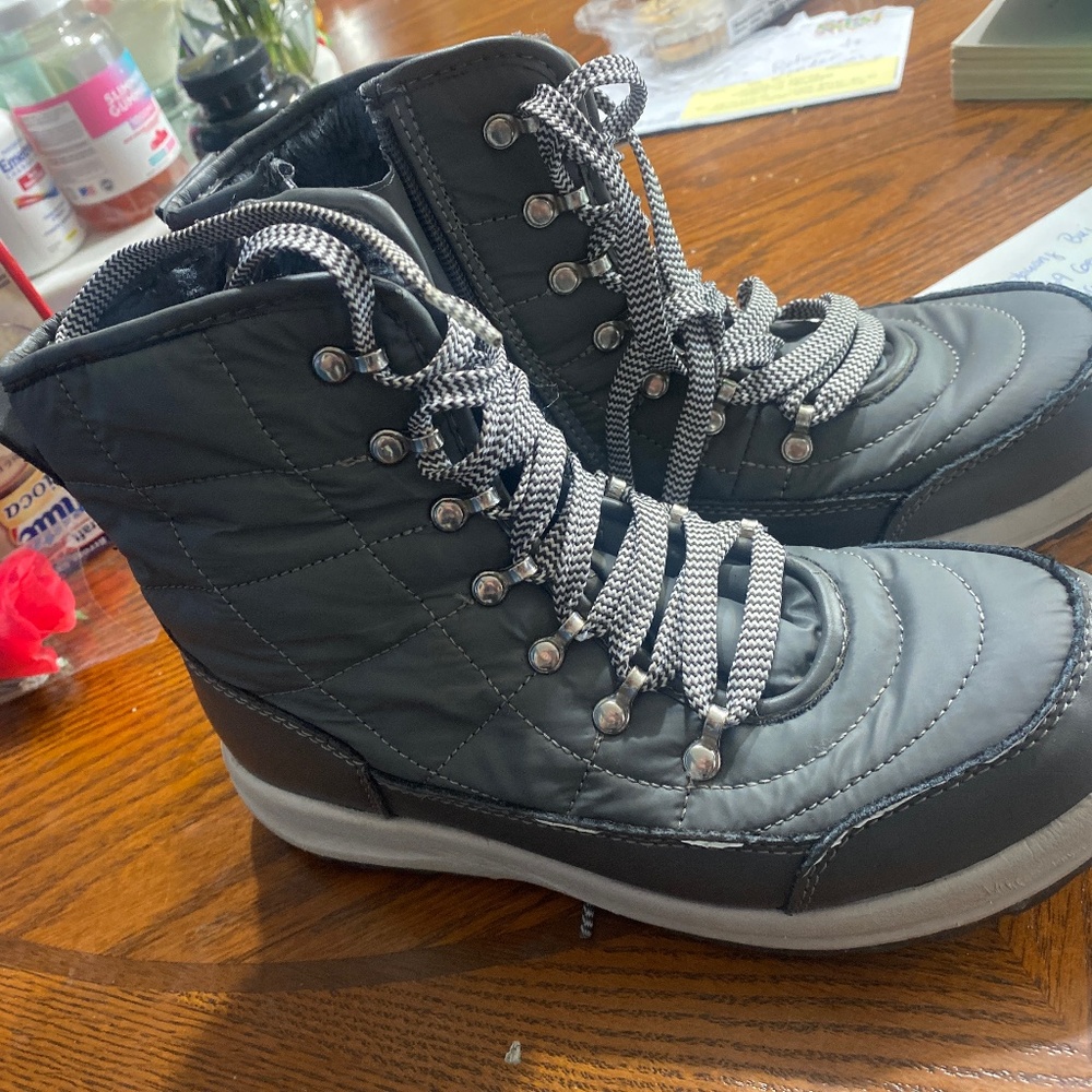 Women’s size 7 Weatherproof boots